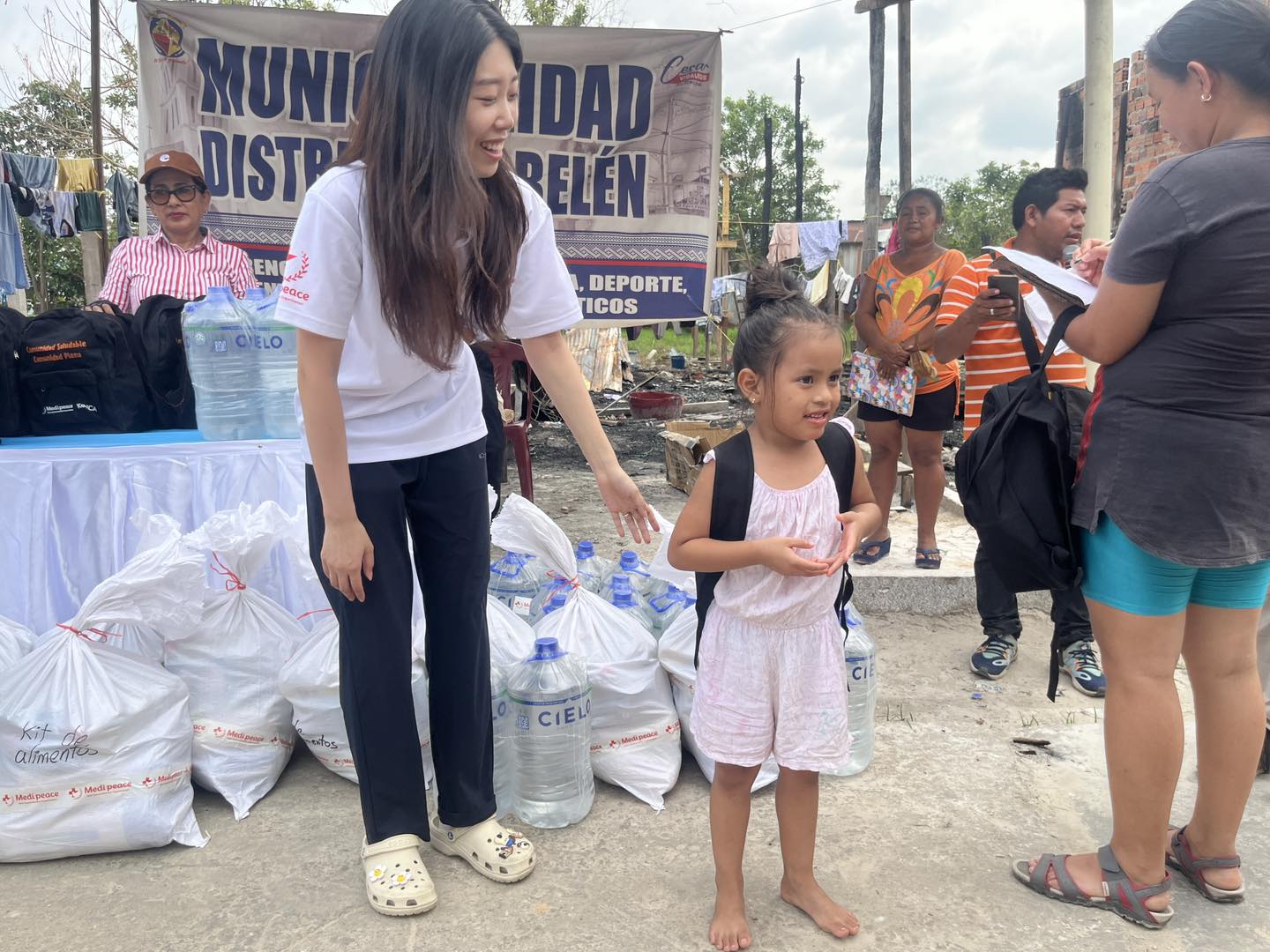 la Muni Distrital de Bel茅n, Tony Isuiza Tangoa, particip贸 junto a la ONG Medipeace y KOICA en la entrega de kits de ayuda humanitaria