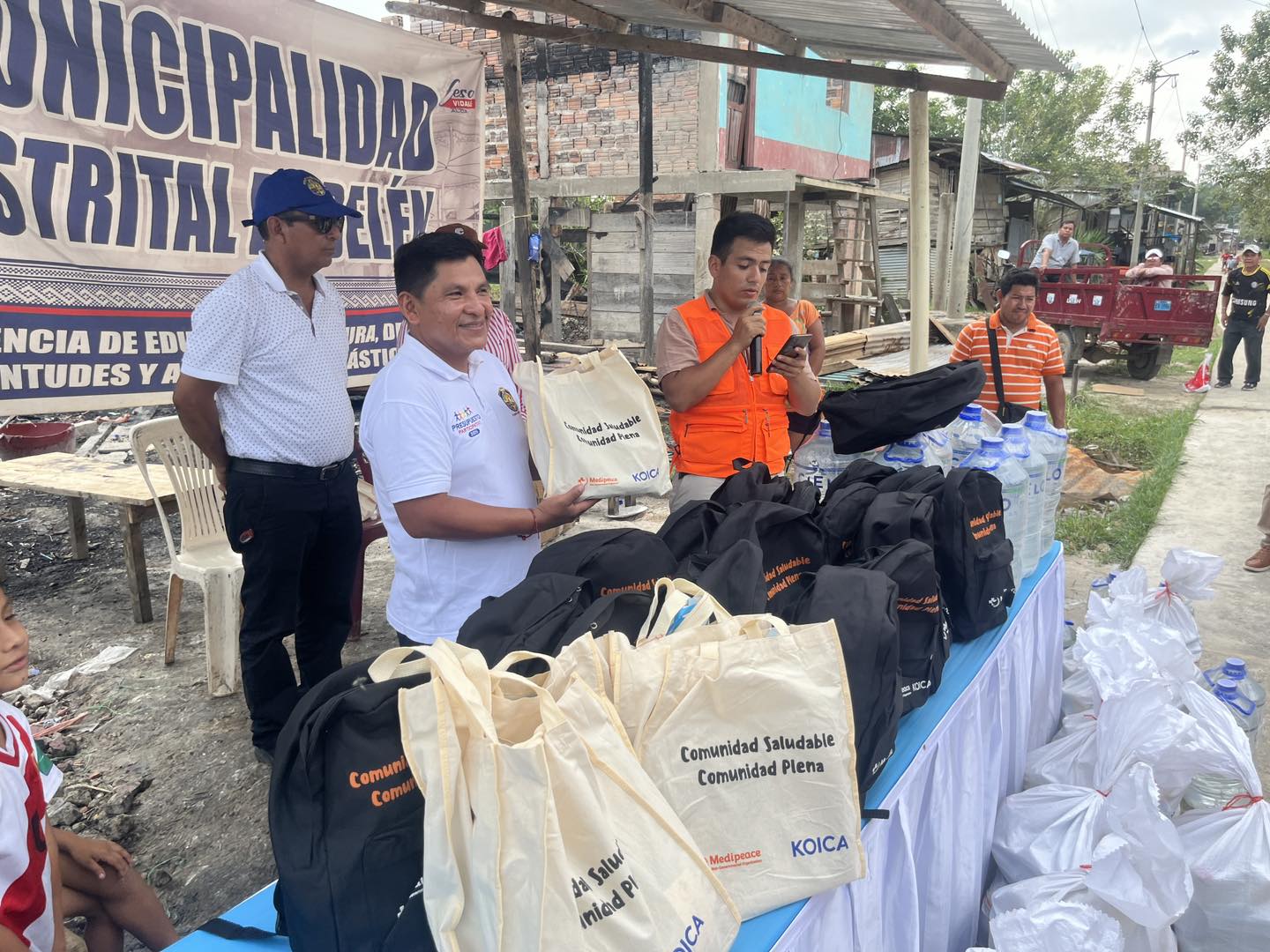 la Muni Distrital de Bel茅n, Tony Isuiza Tangoa, particip贸 junto a la ONG Medipeace y KOICA en la entrega de kits de ayuda humanitaria
