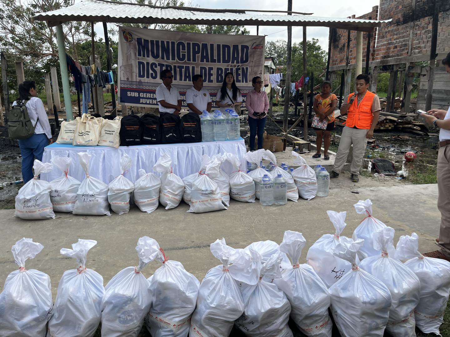 la Muni Distrital de Bel茅n, Tony Isuiza Tangoa, particip贸 junto a la ONG Medipeace y KOICA en la entrega de kits de ayuda humanitaria