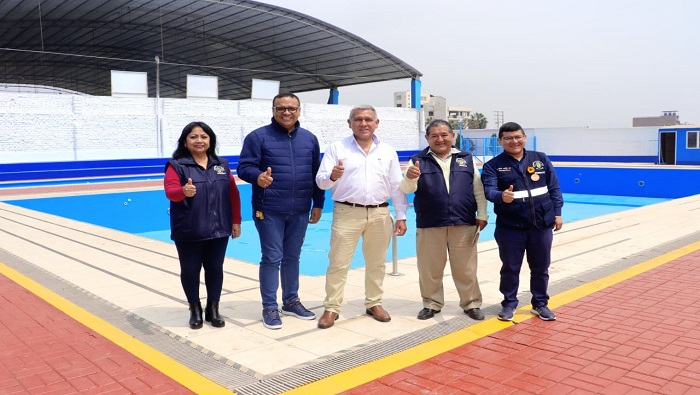 Fernando Cรกrdenas supervisa avances del mejoramiento de la piscina municipal de Huaral