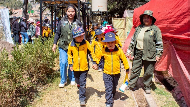 Descubriendo el mundo de las plantas: Niños del nivel inicial visitan el vivero municipal