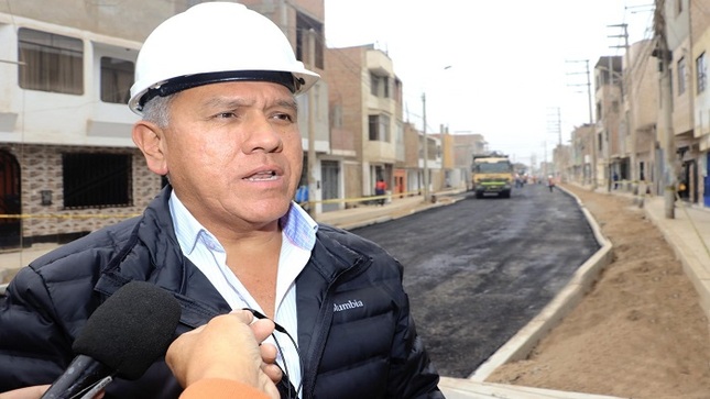 Alcalde Fernando Cárdenas supervisa la colocación de la capa asfáltica en el Barrio Unión Obrero 
