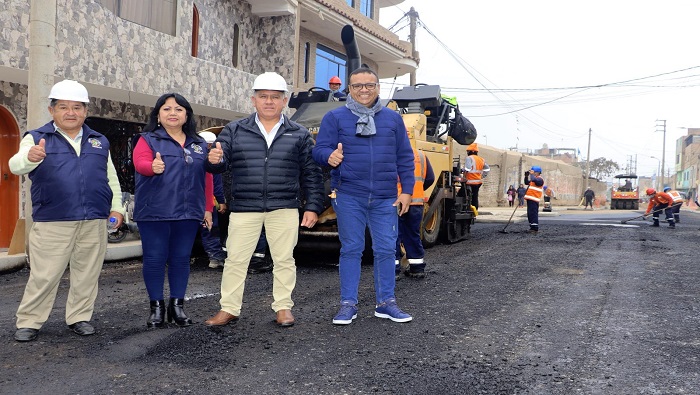 Alcalde Fernando Cárdenas supervisa la colocación de la capa asfáltica en el Barrio Unión Obrero