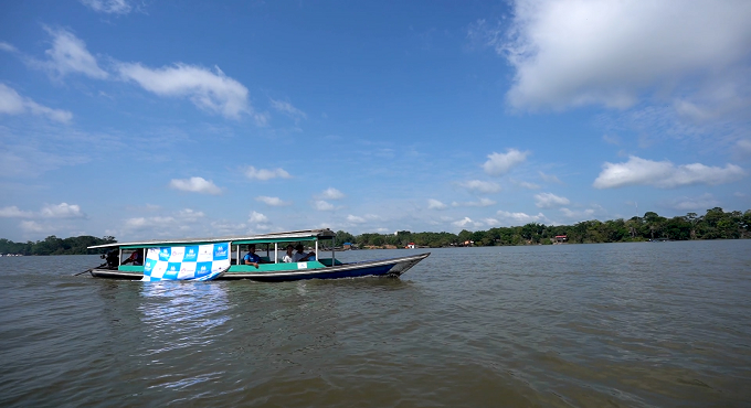 Más de 40 kilómetros por río Amazonas recorrió personal de EsSalud para brindar atención médica a población de Tamshiyacu