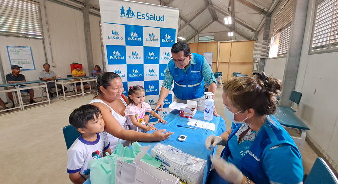 Más de 40 kilómetros por río Amazonas recorrió personal de EsSalud para brindar atención médica a población de Tamshiyacu