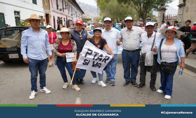 Miles de cajamarquinos y diversas organizaciones sociales se sumaron a la movilización para respaldar la construcción de la Planta de Tratamiento de Aguas Residuales (PTAR). Esta iniciativa, liderada por el alcalde Joaquin Ramírez Gamarra, demuestra el compromiso de los cajamarquinos con proyectos que fomentan el desarrollo sostenible de la provincia.
🌍 La PTAR, es un proyecto de gran importancia para la provincia. Esta iniciativa busca mejorar la calidad del agua en los ríos, permitiendo depurar y tratar las aguas residuales antes de su vertido, reduciendo así la contaminación y preservando el medio ambiente, beneficiando directamente a la actividad agrícola.
🌱 Este proyecto representa un importante paso hacia la preservación de los recursos naturales y la mejora de la calidad de vida de la población cajamarquina.