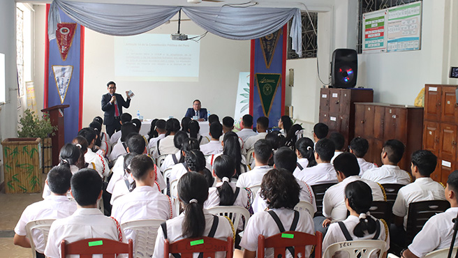 “La Constitucion en el Cole” llegó a la institución educativa “La Inmaculada”, en Pucallpa, Ucayali
