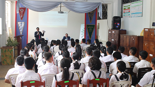 “La Constitucion en el Cole” llegó a la institución educativa “La Inmaculada”, en Pucallpa, Ucayali