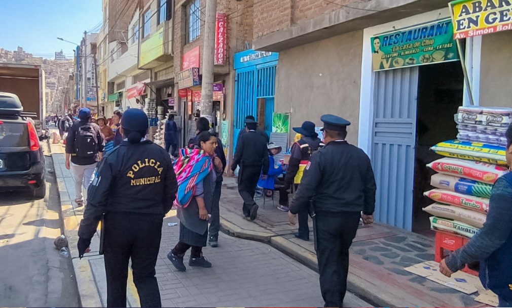 La Municipalidad Provincial de Puno realiza decomiso para recuperar las vías públicas, productos perecibles fueron donados