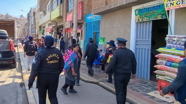La Municipalidad Provincial de Puno realiza decomiso para recuperar las vías públicas, productos perecibles fueron donados