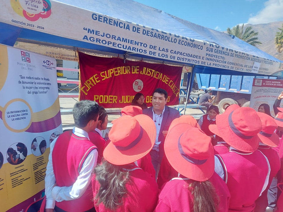 Corte Superior de Justicia de Cusco participó en Feria Informativa "El Arte de un Mundo sin Drogas" en Calca