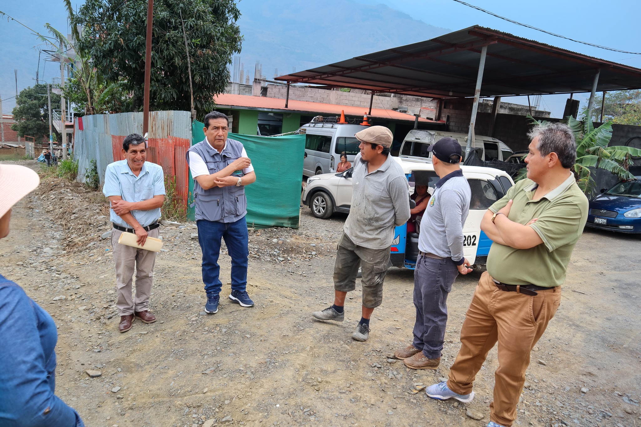 Alcalde y regidores de la MPLC evalúan el avance en el mantenimiento de vías no pavimentadas