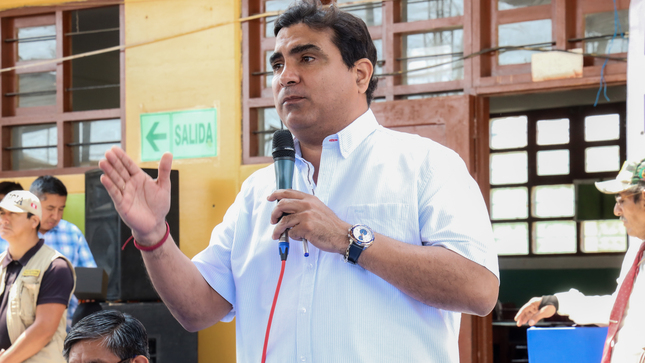 Gobernador Luis Neyra: “Nos hemos propuesto que cada alumno de la región tenga una carpeta digna para estudiar”