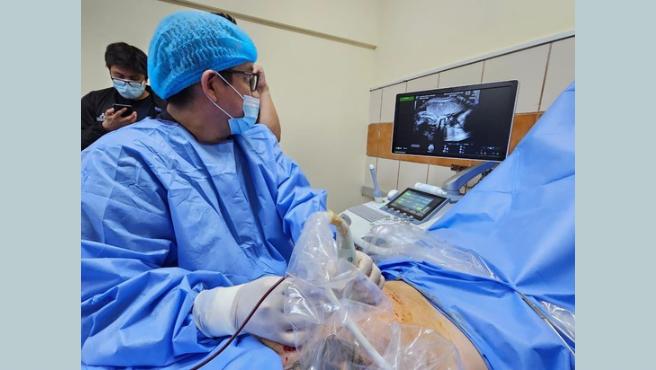 Médicos del Hospital Nacional Dos de Mayo salvan la vida al bebé de una gestante tras exitosa transfusión sanguínea fetal.