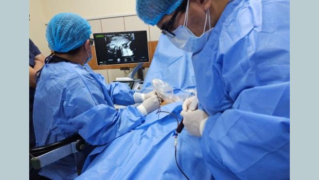 Médicos del Hospital Nacional Dos de Mayo salvan la vida al bebé de una gestante tras exitosa transfusión sanguínea fetal.