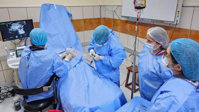 Médicos del Hospital Nacional Dos de Mayo salvan la vida al bebé de una gestante tras exitosa transfusión sanguínea fetal.