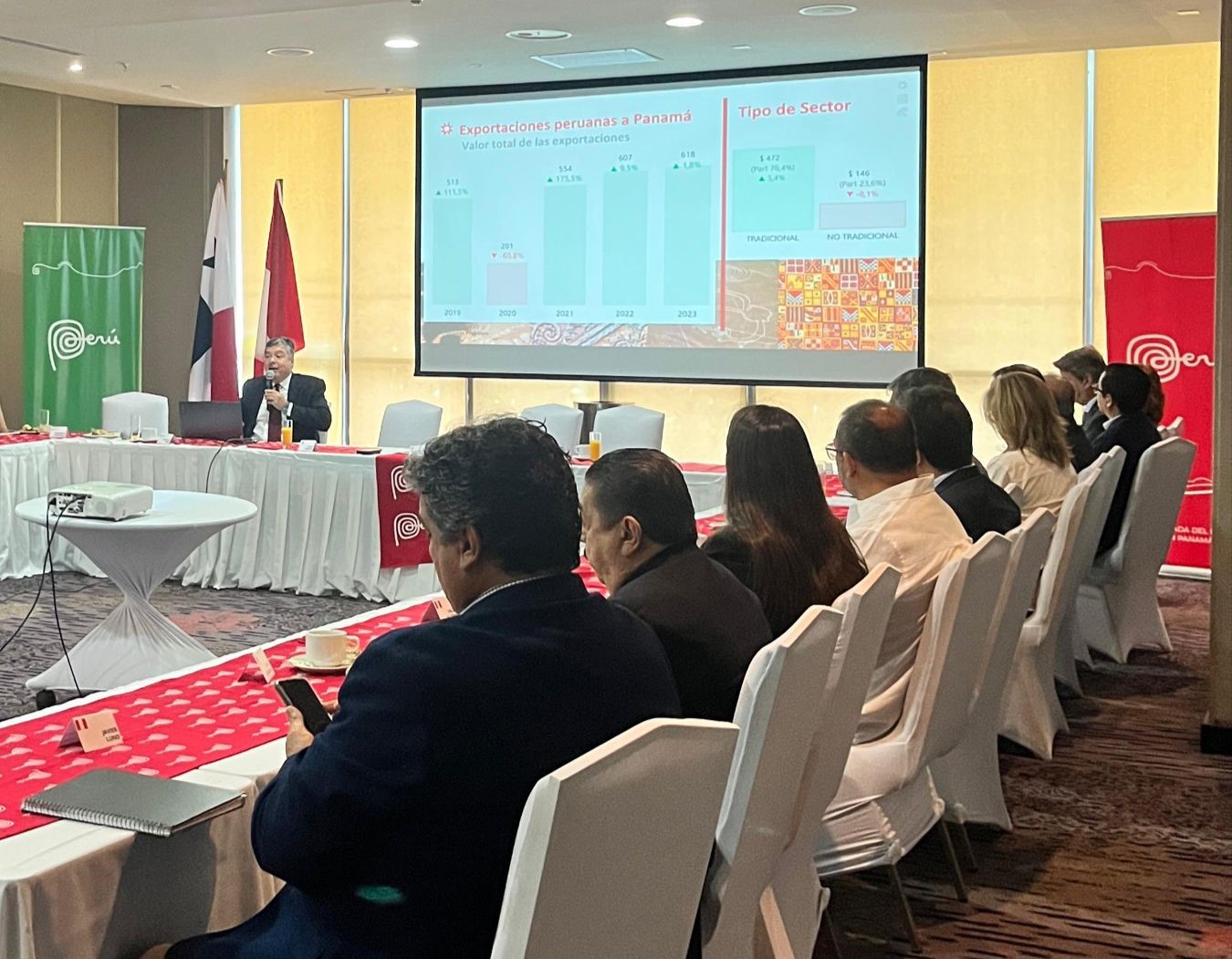 Particiación del Agregado Comecial del Perú sr. Juan Luis Reus