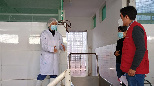 Áncash.- La Contraloría General alertó que, durante su funcionamiento, el camal municipal de Huaraz estuvo arrojando efluentes con elevados niveles de contaminación a las aguas del río Santa, lo que no solo incumple los parámetros establecidos en la guía sobre medio ambiente, salud y seguridad para el procesamiento de carne del Banco Mundial, sino también vendría afectando el ecosistema.  