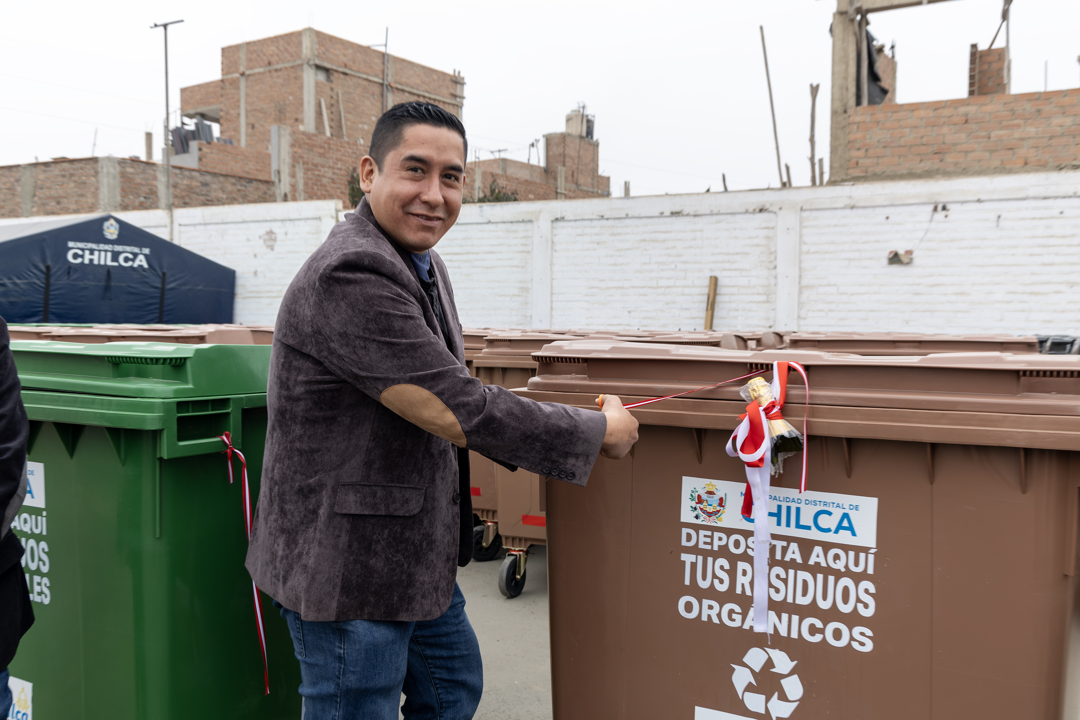 Municipalidad Distrital de Chilca implementará con 100 contenedores para residuos sólidos distribuidos entre el casco urbano y anexos.