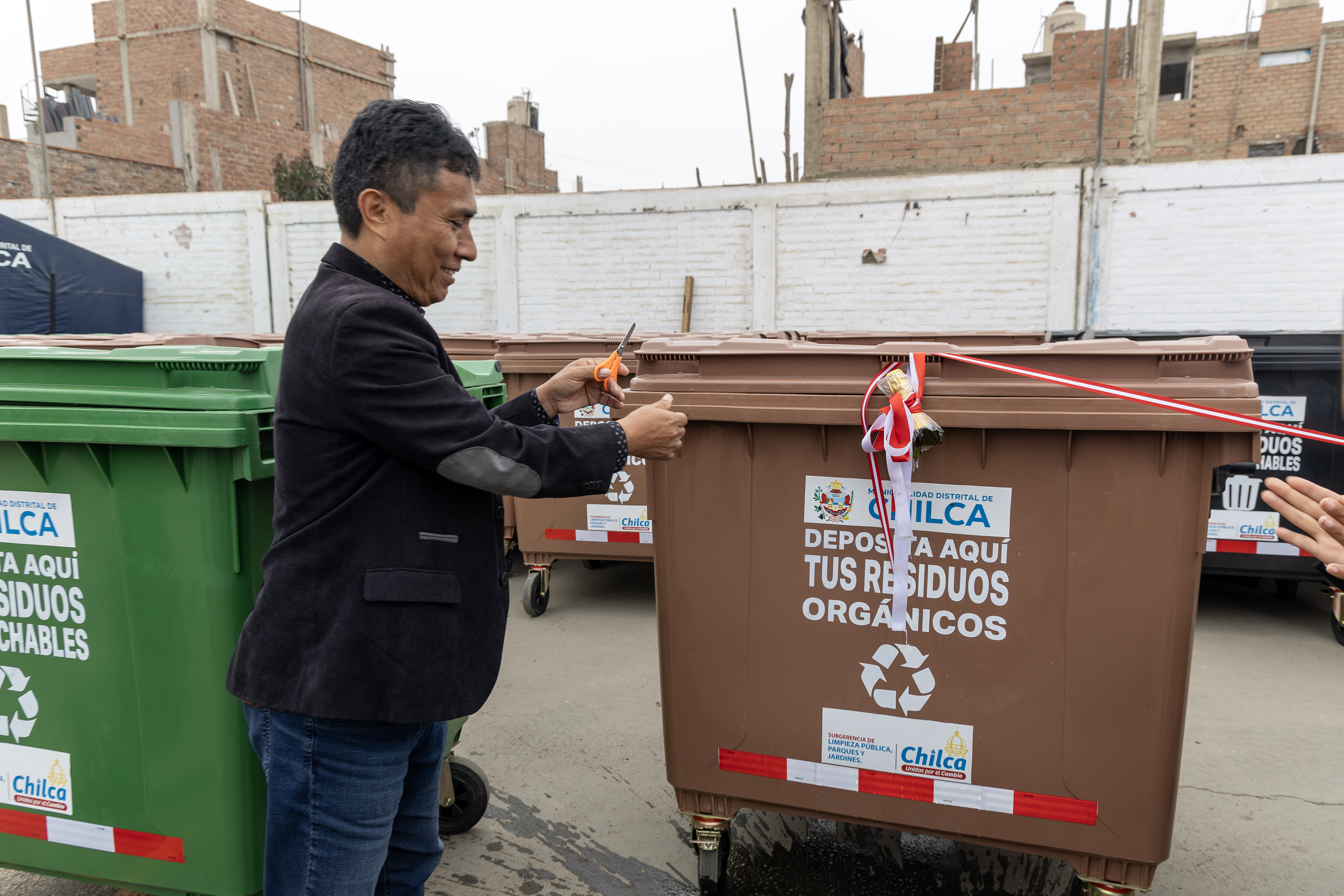 Municipalidad Distrital de Chilca implementará con 100 contenedores para residuos sólidos distribuidos entre el casco urbano y anexos.