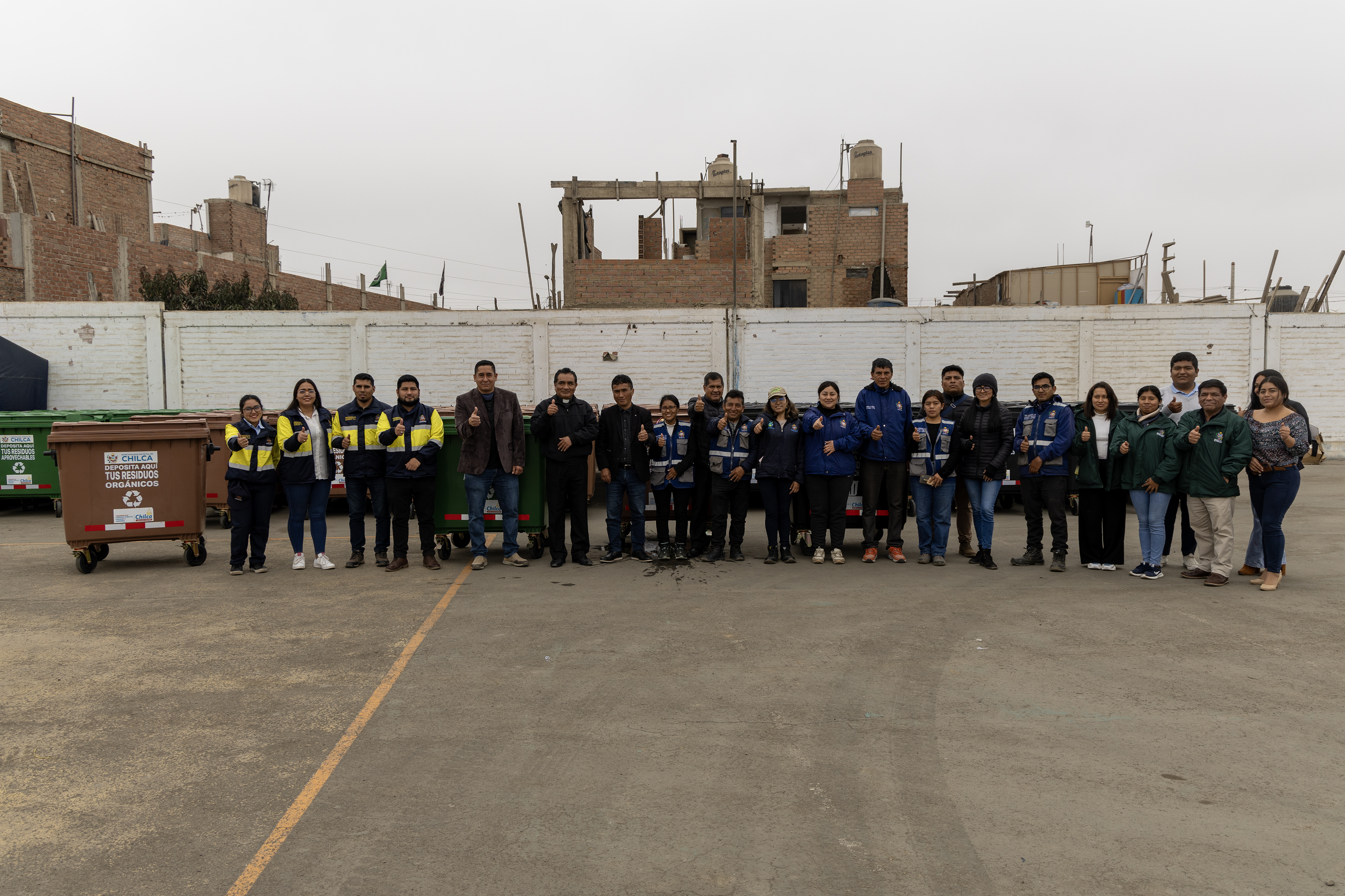 Municipalidad Distrital de Chilca implementará con 100 contenedores para residuos sólidos distribuidos entre el casco urbano y anexos.