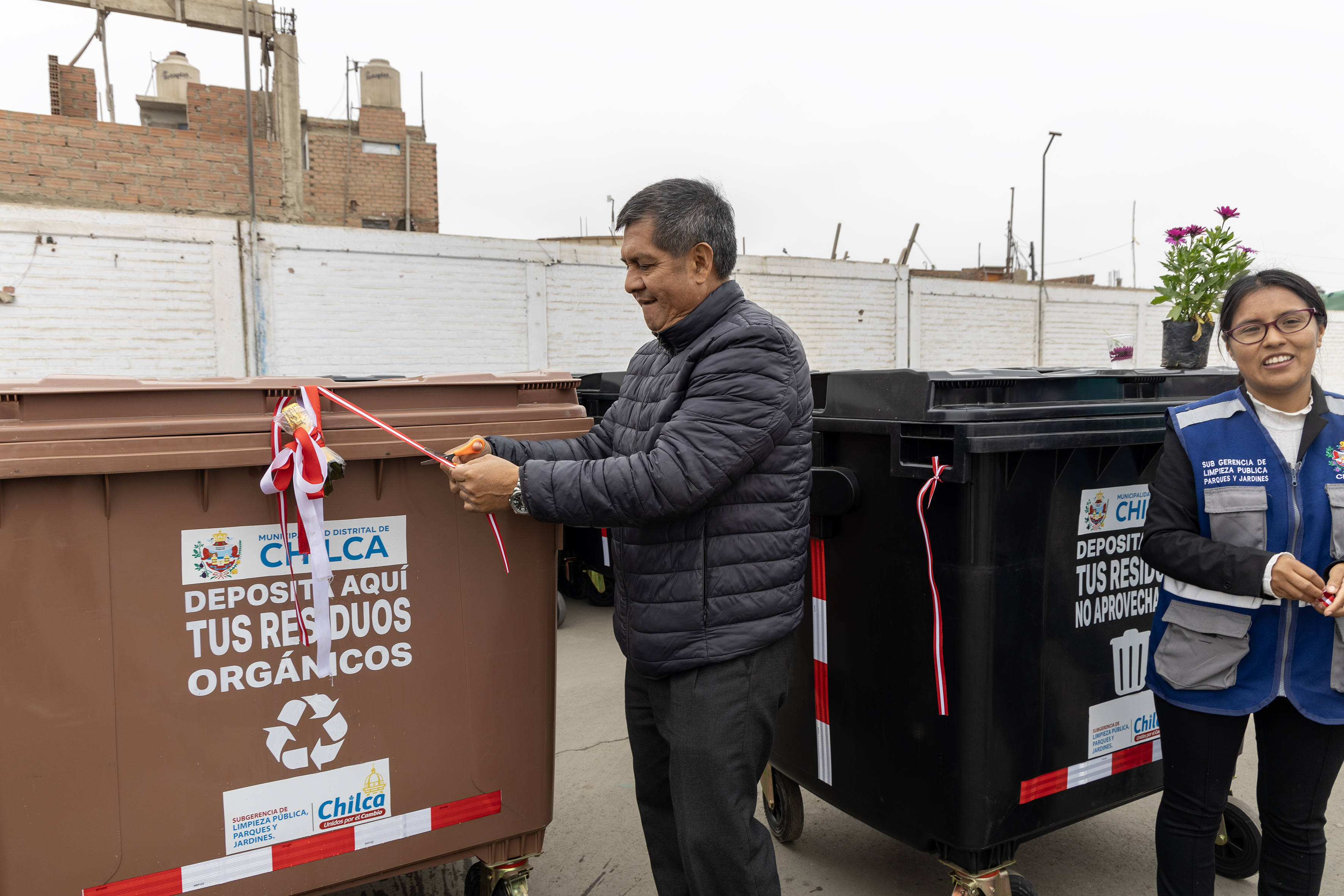 Municipalidad Distrital de Chilca implementará con 100 contenedores para residuos sólidos distribuidos entre el casco urbano y anexos.