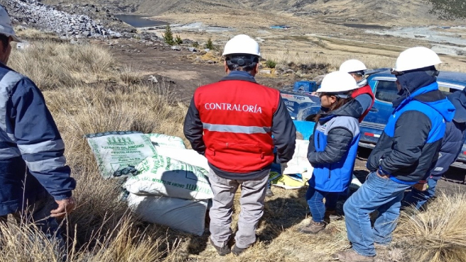 Apurímac.– La Contraloría General alertó la falta de señalización en las zonas de intervención en los trabajos de alto riesgo de perforación y voladura de roca fija de la obra de mejoramiento y ampliación del servicio de agua de riego en la Presa Parcco, en el distrito de San Jerónimo (Andahuaylas), que se ejecutan en tres frentes e involucran a trabajadores y personal tercero, lo que pone en riesgo su integridad física ante posibles accidentes.