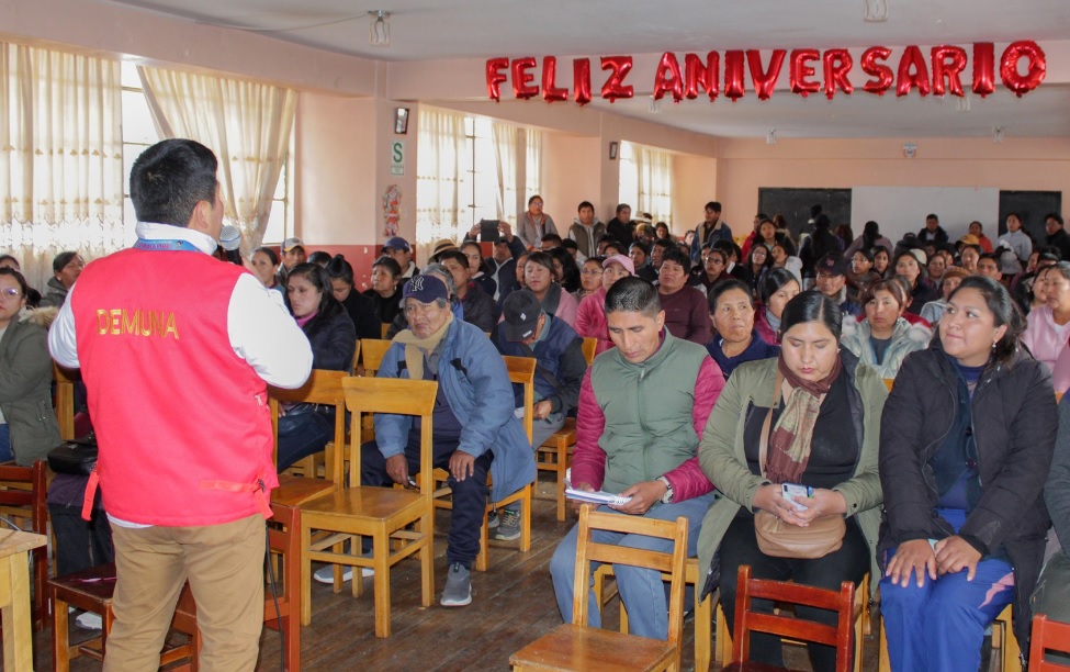 Padres de familia de la IE "Corazón de Jesús" participan en taller informativo promovido por la DEMUNA