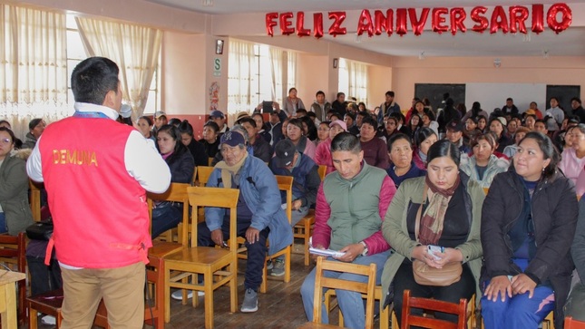 Padres de familia de la IE "Corazón de Jesús" participan en taller informativo promovido por la DEMUNA