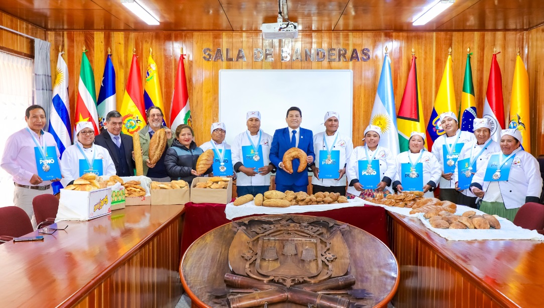 Alcalde de Puno felicita a panaderos puneños por su 35° aniversario