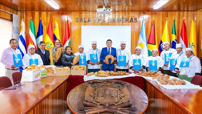 Alcalde de Puno felicita a panaderos puneños por su 35° aniversario
