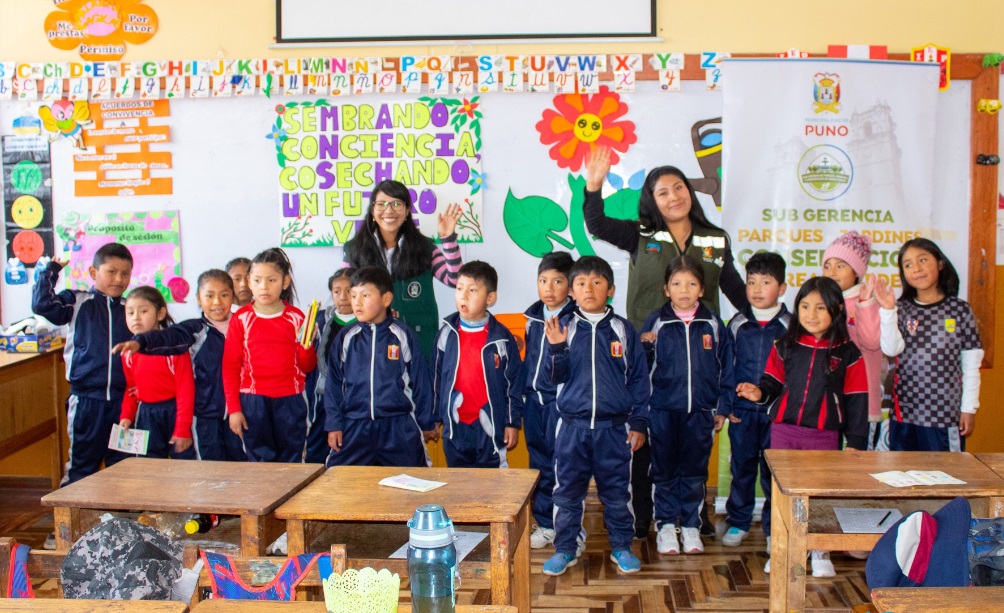 Estudiantes de primaria en Puno reafirman su compromiso con el cuidado de las áreas verdes
