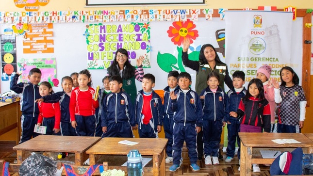 Estudiantes de primaria en Puno reafirman su compromiso con el cuidado de las áreas verdes