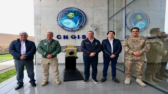 Ministros de Defensa y de Transportes y Comunicaciones visitaron el Centro Nacional de Operaciones de Imágenes Satelitales