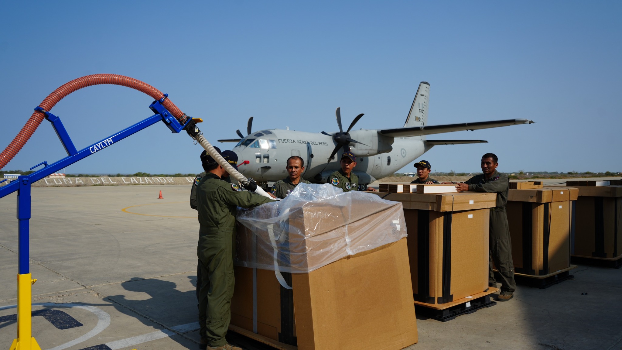 Fuerza Aérea del Perú lanzó 5 mil litros de agua en focos del incendio forestal en Tumbes