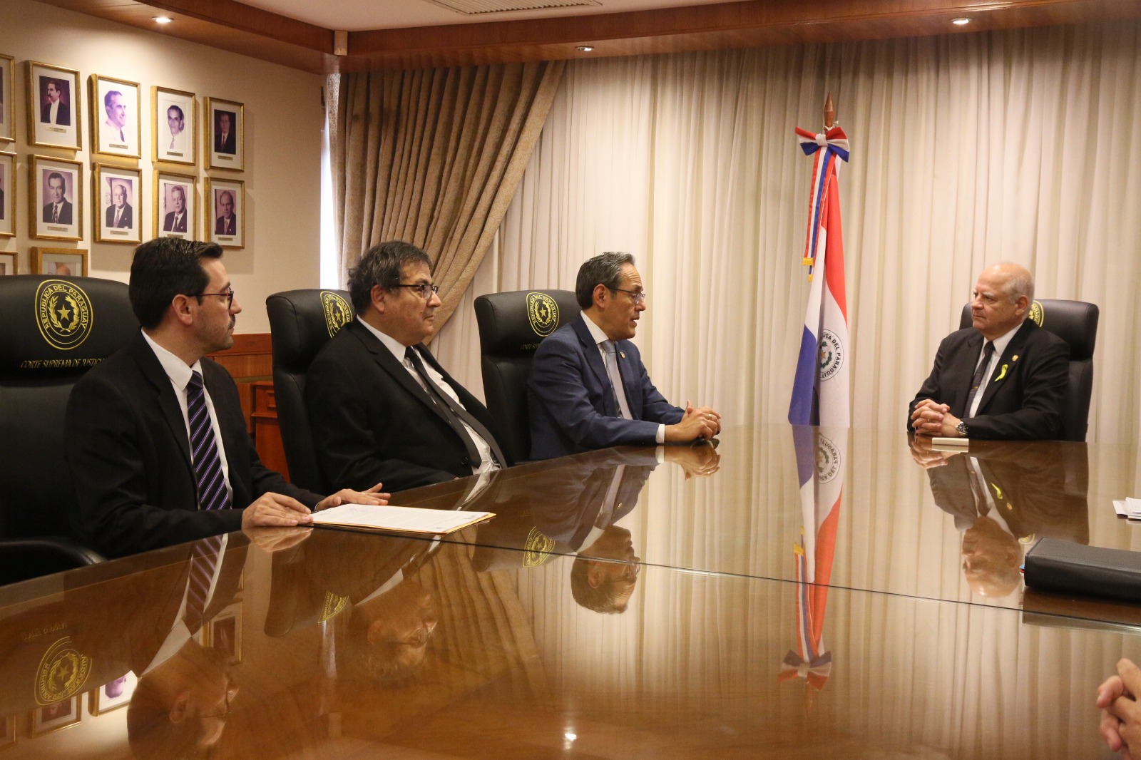 Magistrados del Tribunal Constitucional se reúnen con presidente de la Corte Suprema de Justicia de Paraguay