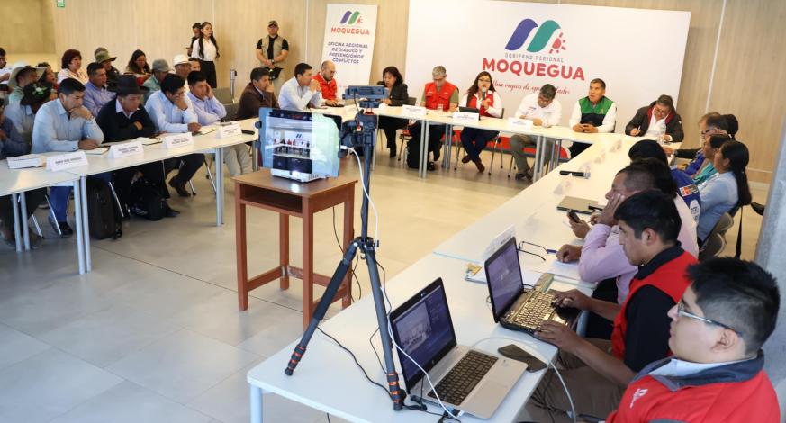 En la XI sesión de la Mesa de Diálogo sobre la problemática de la cuenca del río Coralaque, el Gerente Municipal, Carlos Alberto Ponce Zambrano, participó en representación del alcalde provincial, John Larry Coayla. Esta importante reunión, encabezada por el Ministro de Energía y Minas, Rómulo Mucho Mamani, contó además con la presencia de la Gobernadora Regional, alcaldes distritales y representantes de diversas instituciones.