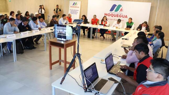 En la XI sesión de la Mesa de Diálogo sobre la problemática de la cuenca del río Coralaque, el Gerente Municipal, Carlos Alberto Ponce Zambrano, participó en representación del alcalde provincial, John Larry Coayla. Esta importante reunión, encabezada por el Ministro de Energía y Minas, Rómulo Mucho Mamani, contó además con la presencia de la Gobernadora Regional, alcaldes distritales y representantes de diversas instituciones.