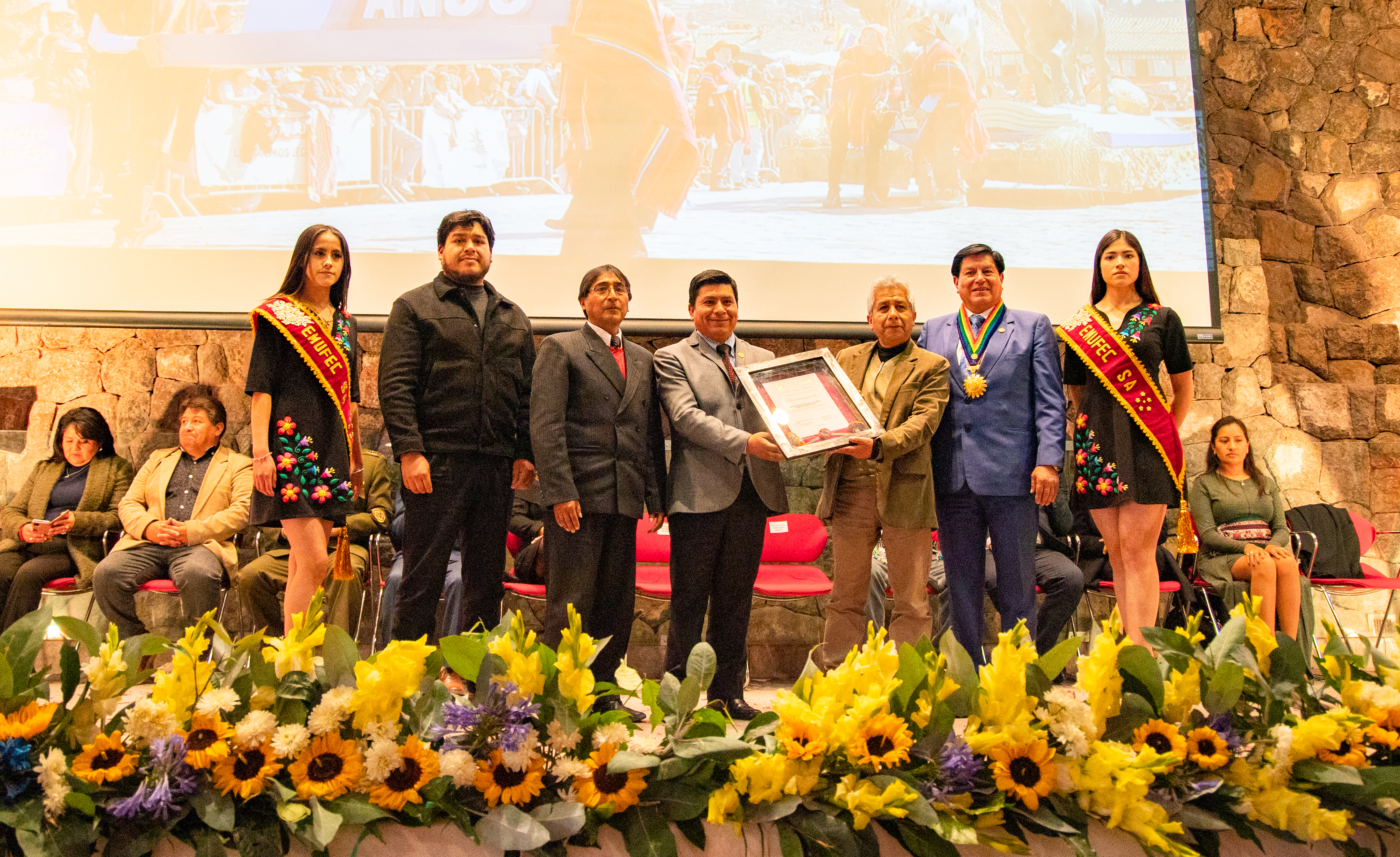 Entrega del reconocimiento al responsable de la Oficina de Responsabilidad Social Universitaria, Samuel Núñez y al jefe de la Oficina de Comunicaciones e Imagen Institucional, Raúl Asencio