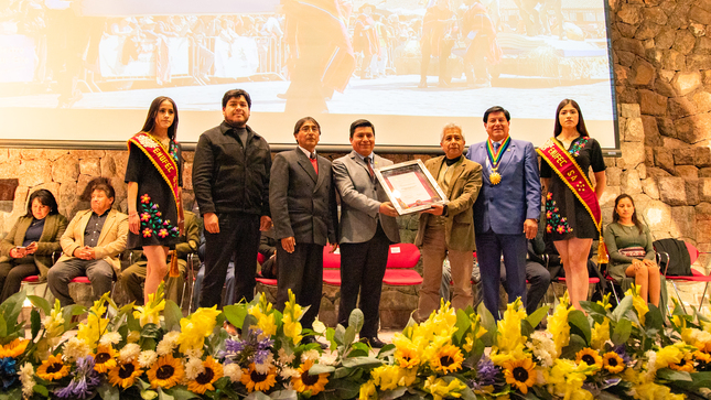 Entrega del reconocimiento al responsable de la Oficina de Responsabilidad Social Universitaria, Samuel Núñez y al jefe de la Oficina de Comunicaciones e Imagen Institucional, Raúl Asencio