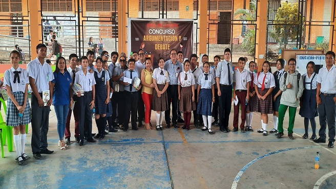 Estudiantes ganadores del concurso de argumentación y debate 2024