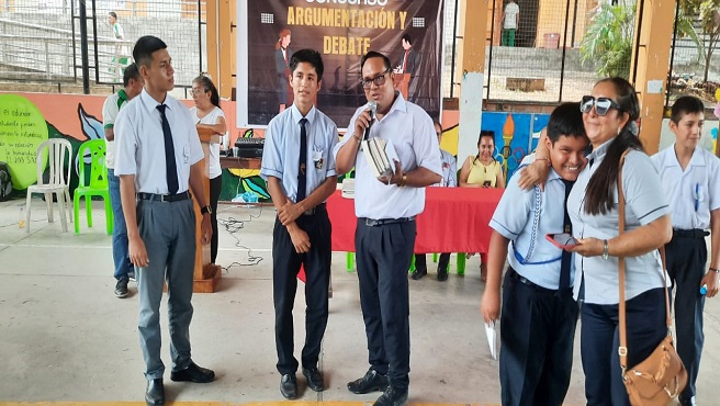 Especialista Manuel Ramirez, entrega el premio a los ganadores de este concurso.