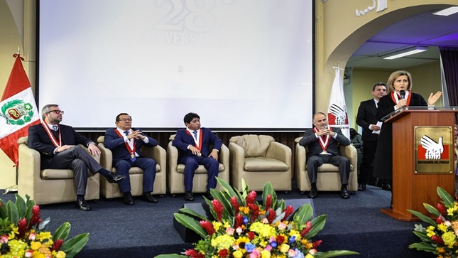 Presidenta del TC Luz Pacheco y magistrado Gustavo Gutiérrez participaron en ceremonia de aniversario de la Defensoría del Pueblo