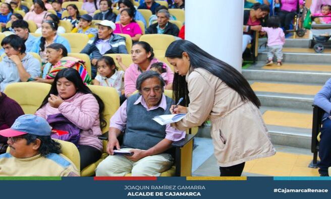 🏢 La Municipalidad Provincial de Cajamarca, en coordinación con el Programa "Contigo" y la Oficina de Atención a Personas con Discapacidad (OMAPED), realizó una reunión con los beneficiarios del programa "Contigo". Estos beneficiarios reciben una pensión mensual de 300 soles por discapacidad.
📄 El propósito de la reunión es asegurar que los usuarios tengan su documentación actualizada, evitando así inconvenientes en el proceso de afiliación. Los documentos que deben ser actualizados incluyen el certificado de discapacidad y la inscripción en la Unidad Local de Empadronamiento (ULE), lo que permite conocer la situación económica de cada familia.
👨💼 Es responsabilidad de la MPC, llevar a cabo la parte operativa, elaborando los expedientes y remitiéndolos al Programa "Contigo" en Lima, quienes se encargan de evaluar y determinar quiénes serán integrados al programa. El requisito principal es ser una persona con discapacidad severa y tener una clasificación socioeconómica de extrema pobreza o pobreza.