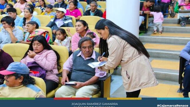 🏢 La Municipalidad Provincial de Cajamarca, en coordinación con el Programa "Contigo" y la Oficina de Atención a Personas con Discapacidad (OMAPED), realizó una reunión con los beneficiarios del programa "Contigo". Estos beneficiarios reciben una pensión mensual de 300 soles por discapacidad.
📄 El propósito de la reunión es asegurar que los usuarios tengan su documentación actualizada, evitando así inconvenientes en el proceso de afiliación. Los documentos que deben ser actualizados incluyen el certificado de discapacidad y la inscripción en la Unidad Local de Empadronamiento (ULE), lo que permite conocer la situación económica de cada familia.
👨‍💼 Es responsabilidad de la MPC, llevar a cabo la parte operativa, elaborando los expedientes y remitiéndolos al Programa "Contigo" en Lima, quienes se encargan de evaluar y determinar quiénes serán integrados al programa. El requisito principal es ser una persona con discapacidad severa y tener una clasificación socioeconómica de extrema pobreza o pobreza.