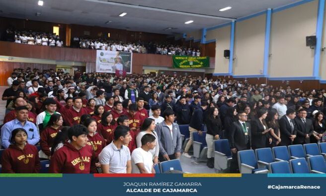 π³ La Municipalidad Provincial de Cajamarca, a travΓ©s de la Gerencia de Desarrollo Ambiental, representada por el Ing. Pedro Injante Silva, inaugurΓ³ el trigΓ©simo Congreso Nacional de Estudiantes de AgronomΓa (CONAEA) organizado por la Facultad de Ciencias Agrarias de la Universidad Nacional de Cajamarca (UNC).
π§ Injante Silva destacΓ³ la importancia de la construcciΓ³n de la Planta de Tratamiento de Aguas Residuales (PTAR) en Cajamarca y enfatizΓ³ que la futura presa de Chonta serΓ‘ una soluciΓ³n clave para garantizar un mayor abastecimiento de agua a la poblaciΓ³n.
π± El Congreso Nacional de Estudiantes de AgronomΓa reΓΊne a jΓ³venes profesionales y expertos del sector agrario de todo el paΓs, quienes buscan discutir las tendencias y soluciones a los desafΓos actuales en el Γ‘mbito agrΓcola y ambiental.
