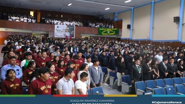 🌳 La Municipalidad Provincial de Cajamarca, a través de la Gerencia de Desarrollo Ambiental, representada por el Ing. Pedro Injante Silva, inauguró el trigésimo Congreso Nacional de Estudiantes de Agronomía (CONAEA) organizado por la Facultad de Ciencias Agrarias de la Universidad Nacional de Cajamarca (UNC).
💧 Injante Silva destacó la importancia de la construcción de la Planta de Tratamiento de Aguas Residuales (PTAR) en Cajamarca y enfatizó que la futura presa de Chonta será una solución clave para garantizar un mayor abastecimiento de agua a la población.
🌱 El Congreso Nacional de Estudiantes de Agronomía reúne a jóvenes profesionales y expertos del sector agrario de todo el país, quienes buscan discutir las tendencias y soluciones a los desafíos actuales en el ámbito agrícola y ambiental.