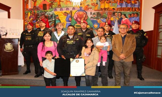 🏛️ La Municipalidad Provincial de Cajamarca, en una Sesión Ordinaria, aprobó otorgar un reconocimiento al Tnt. PNP. Marlon Erik Villegas Córdova. La distinción, que consistió en la entrega de un diploma y la imposición del PIN institucional, fue realizada por la regidora e integrante de la Comisión de Seguridad Ciudadana, Elisa Chávez Veintimilla, en representación del alcalde Joaquin Ramírez Gamarra.
👮♂️ La ceremonia contó con la presencia de autoridades, como el Crnl. (r) Jorge Luis Salazar Pérez, gerente de Seguridad Ciudadana, y compañeros del Escuadrón de Emergencia de la PNP-Cajamarca, así como familiares del Tnt. Villegas Córdova.
🏅 Con este reconocimiento, la Municipalidad Provincial de Cajamarca busca destacar la valentía y el profesionalismo del Tnt. Villegas Córdova, quien actuó de acuerdo con los protocolos policiales en una situación de riesgo. Este compromiso con la seguridad ciudadana y la justicia es digno de reconocimiento y respeto.