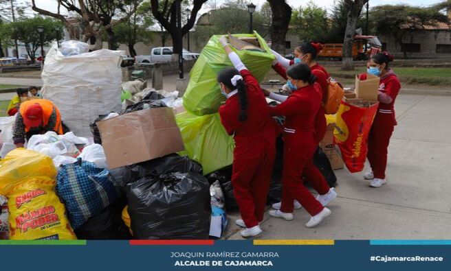 🌍 La Municipalidad Provincial de Cajamarca, a través de la Gerencia de Desarrollo Ambiental y el Programa Municipal Educca, organizó con éxito una Reciclatón en la Plazuela Amalia Puga, en el Barrio San Sebastián. Durante esta actividad, se lograron recolectar 2,161.91 kilos de residuos inorgánicos, lo que demuestra el compromiso de los vecinos con el cuidado del medio ambiente.
🌳 El trabajo de los educadores y sensibilizadores ambientales fue fundamental, ya que realizaron labores de concientización puerta a puerta, explicando la importancia del reciclaje y cómo este contribuye a una adecuada gestión de residuos. Asimismo, la participación de los alumnos del Instituto Superior Tecnológico Privado NORMEDIC fue crucial para el éxito de la jornada, mostrando el fuerte compromiso de la juventud con el bienestar ambiental de su comunidad.
♻️ Esta iniciativa se enmarca en los esfuerzos de la Municipalidad por promover la segregación de residuos en fuente y contribuir a la reducción de la contaminación en la ciudad, fomentando prácticas responsables y sostenibles entre los ciudadanos.