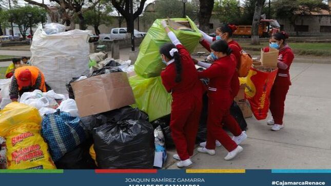 🌍 La Municipalidad Provincial de Cajamarca, a través de la Gerencia de Desarrollo Ambiental y el Programa Municipal Educca, organizó con éxito una Reciclatón en la Plazuela Amalia Puga, en el Barrio San Sebastián. Durante esta actividad, se lograron recolectar 2,161.91 kilos de residuos inorgánicos, lo que demuestra el compromiso de los vecinos con el cuidado del medio ambiente.
🌳 El trabajo de los educadores y sensibilizadores ambientales fue fundamental, ya que realizaron labores de concientización puerta a puerta, explicando la importancia del reciclaje y cómo este contribuye a una adecuada gestión de residuos. Asimismo, la participación de los alumnos del Instituto Superior Tecnológico Privado NORMEDIC fue crucial para el éxito de la jornada, mostrando el fuerte compromiso de la juventud con el bienestar ambiental de su comunidad.
♻️ Esta iniciativa se enmarca en los esfuerzos de la Municipalidad por promover la segregación de residuos en fuente y contribuir a la reducción de la contaminación en la ciudad, fomentando prácticas responsables y sostenibles entre los ciudadanos.
